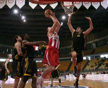 Νευρικός ο Ολυμπιακός απέναντι στον Αρη αλλά έκανε το 1-0 με 75-63