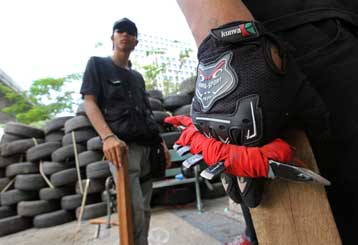 Ανυποχώρητοι οι κόκκινες διαδηλωτές στην Ταϊλάνδη, ανεβάζει τους τόνους ο πρωθυπουργός