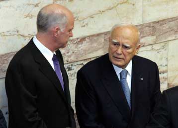 Για τις εξελίξεις στην οικονομία ενημερώνει τον Κ.Παπούλια ο πρωθυπουργός