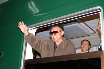 Επίσκεψη του Κιμ Γιονγκ Ιλ στη Κίνα, σύμφωνα με κινεζικές πηγές