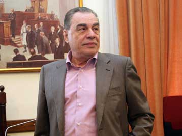 Αιχμές Γ.Γιακουμάτου για τη σιωπή του Κ.Καραμανλή έναντι της κρίσης