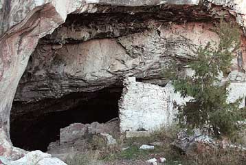 Θεατρικές παραστάσεις στη Σπηλιά του Νταβέλη