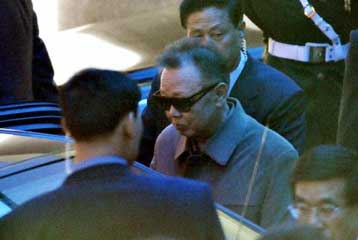 Επαφές με Κινέζους ηγέτες έχει ο Κιμ Γιονγκ Ιλ, αντιδρά η Νότια Κορέα