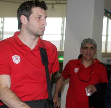 Με αισιοδοξία έφτασε στο Παρίσι ο Ολυμπιακός