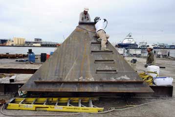 Με υποβρύχιους θόλους θα επιχειρήσει η BP να περιορίσει τη διαρροή στις ΗΠΑ