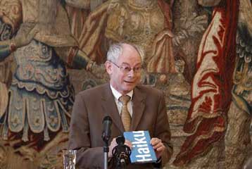 Με το… ζόρι πρόεδρος της ΕΕ ο Χέρμαν βαν Ρομπάι