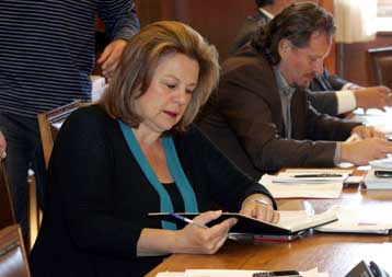 Μείωση στις τιμές εισιτηρίων ζητά η υπουργός Οικονομίας από τις ακτοπλοϊκές