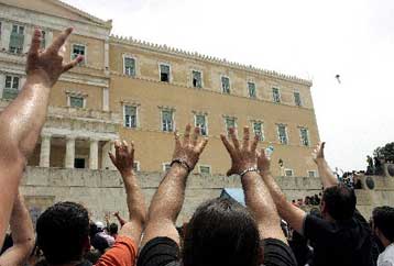 Στην Βουλή ο πρωθυπουργός μετά την τραγωδία