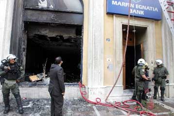 Κατά Πολιτείας και πολιτικών στρέφεται η Marfin για το θάνατο των υπαλλήλων της