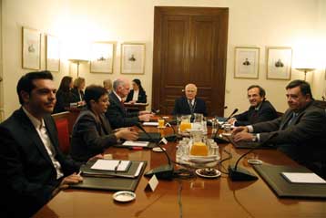 Τηλεφωνική συνομιλία του πρωθυπουργού με τους αρχηγούς των κομμάτων