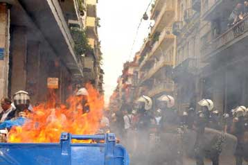 Ένταση στα απεργιακά συλλαλητήρια σε Πάτρα και Βόλο