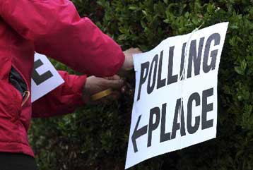 Στις κάλπες οι Βρετανοί για την πιο απρόβλεπτη εκλογική αναμέτρηση