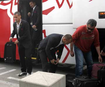 Επιστρέφει στον Πειραιά ο Ολυμπιακός μετά την αναβολή του αγώνα με τον ΠΑΟΚ