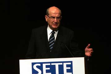 Για «καταστρεπτικές επιπτώσεις» στην οικονομία προειδοποιεί ο τουριστικός κλάδος