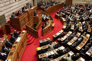 Με διαρροές από ΠΑΣΟΚ-ΝΔ πέρασε το νομοσχέδιο με τα οικονομικά μέτρα