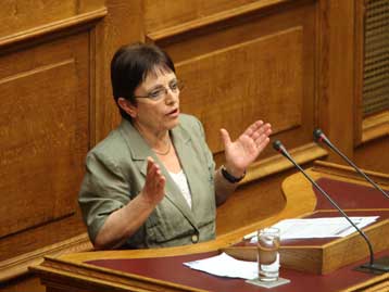 Οι αγώνες θα συνεχιστούν και εκτός Βουλής, δήλωσε η Αλέκα Παπαρήγα