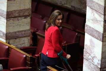 Mε απώλειες από ΠΑΣΟΚ και «ναι» Μπακογιάννη-ΛΑΟΣ ψηφίστηκε το σ/ν για τα νέα μέτρα