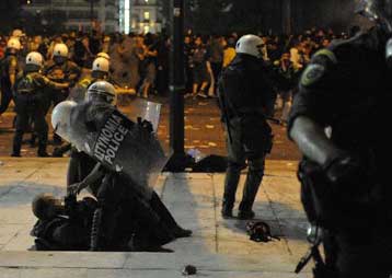 Ένταση στο Κέντρο της Αθήνας στο περιθώριο των νέων συγκεντρώσεων