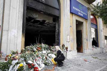 Διαλεύκανση της τραγωδίας στη Σταδίου και απόδοση ευθυνών ζητά η ΟΤΟΕ