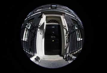 Νίκη χωρίς αυτοδυναμία δίνει στους Βρετανούς Συντηρητικούς το exit poll