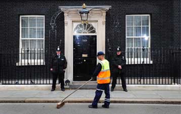 Κερδίζουν τις εκλογές χωρίς την αυτοδυναμία οι Συντηρητικοί στη Βρετανία