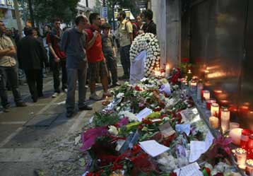 Το τελευταίο αντίο για τα θύματα της τραγωδίας στην τράπεζα