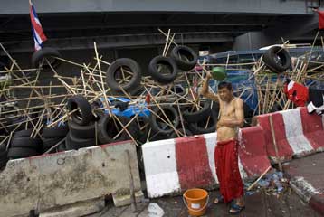 Δεν αποσύρονται οι διαδηλωτές στη Ταϊλάνδη, εξετάζουν τη κυβερνητική πρόταση