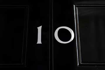 Με τους Φιλελεύθερους «φλερτάρουν» Συντηρητικοί και Εργατικοί στη Βρετανία