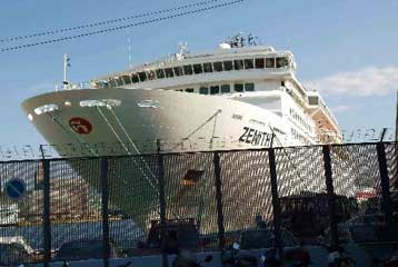 Σε επιφυλακή οι αρχές της Ρόδου κατά τον κατάπλου του Zenith στο νησί στις 19 Μαΐου