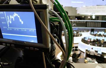 Σημαντική υποχώρηση και την Παρασκευή στην Ευρώπη, χαμηλότερα και η Γουόλ Στριτ