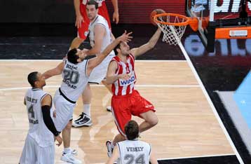 Στον τελικό της Euroleague ο Ολυμπιακός, 83-80 την Παρτιζάν στην παράταση