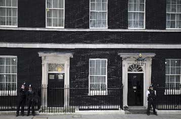 Στο γήπεδο των Φιλελευθέρων το μέλλον της συνεργασίας με τους Τόρις