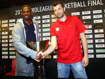 Η… αφιερωμένη τούρτα γενεθλίων του Παπαλουκά και ο ανυπόμονος Πιτ Μάικλ