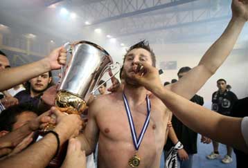 Η ΑΕΚ έκανε… δώρο το δεύτερο συνεχόμενο πρωτάθλημα χάντμπολ στον ΠΑΟΚ