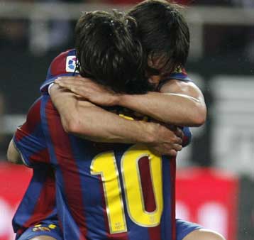 «Πέρασε» από τη Σεβίλη η Μπαρτσελόνα και βρίσκεται αγκαλιά με τον τίτλο