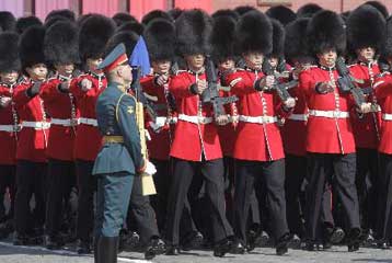 ΝΑΤΟϊκά και ρωσικά στρατεύματα παρελαύνουν μαζί για τη νίκη κατά του φασισμού