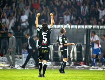 Αποποιείται του χαρακτηρισμού φαβορί ο Σάντος, «να ματώσουν φανέλες» θέλει ο Γκαρσία