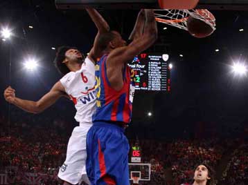 Η άμυνα πρόδωσε τον Ολυμπιακό και η Μπαρτσελόνα στέφθηκε πρωταθλήτρια Ευρώπης