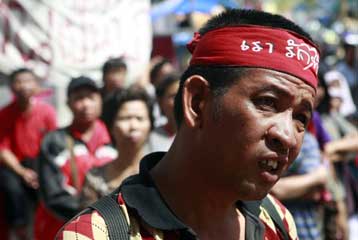 Συμφωνούν στο χρονοδιάγραμμα για τις εκλογές οι «κόκκινοι διαδηλωτές» στη Ταϊλάνδη