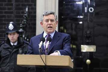 Αποχωρεί ο Μπράουν με το βλέμμα σε κυβέρνηση Εργατικών – Φιλελεύθερων