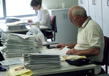Φορολογούμενους που αποκρύπτουν το δεύτερο μισθό αναζητεί το υπουργείο Οικονομικών