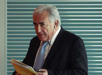 Διαχειρίσιμο μεσοπρόθεσμα το χρέος της Ελλάδας, σύμφωνα με το ΔΝΤ