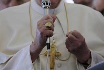 Τα σεξουαλικά σκάνδαλα προήλθαν «από αμαρτίες» εντός της Εκκλησίας, λέει ο Πάπας