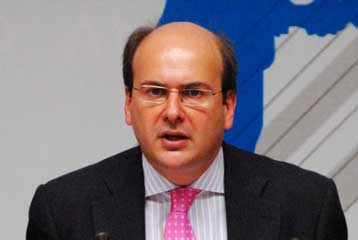 Ανάληψη πρωτοβουλιών για ανάπτυξη ζητά από την κυβέρνηση ο Κωστής Χατζηδάκης