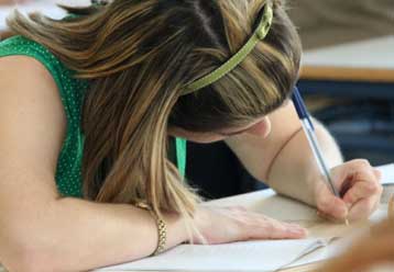 Είκοσι ένα άτομα ελέγχονται για την υπόθεση αγοράς θεμάτων του Baccalaureate