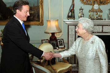 Στην πρωθυπουργία της Βρετανίας ο Ντ.Κάμερον με κυβέρνηση Τόρις-Φιλελεύθερων