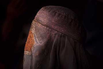 Η Γαλλία ενέκρινε ψήφισμα-προάγγελο νομοσχεδίου κατά της μπούρκας