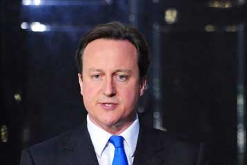 Το κυβερνητικό επιτελείο σχηματίζει ο νέος Βρετανός πρωθυπουργός Ντέιβιντ Κάμερον