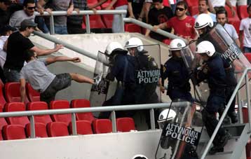 Ξύλο μεταξύ των παικτών, ξύλο και εντός-εκτός Καραϊσκάκη