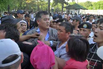 Κυβερνητικά γραφεία στην Κιργιζία κατέλαβαν υποστηρικτές του Μπακίγεφ